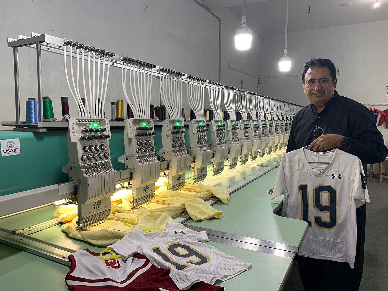 Máquina industrial bordando prendas